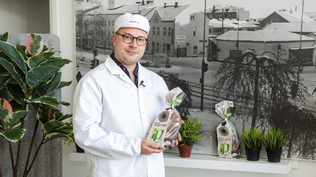 Ruthin leipomon yrittäjä pitää käsissään Ruis Rohea leipäpussia