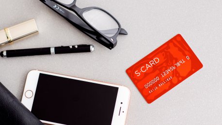 Puhelin, silmälasit, kynä, huulipuna ja S-ryhmän hotellien kanta-asiakaskortti S-Card pöydällä