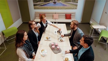 S-Business -asiakas pitämässä kokousta S-ryhmän kokoustilassa