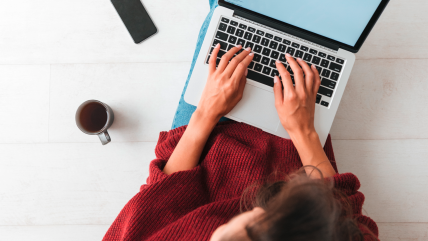 Yrittäjä katsomassa S-Business webinaaria ja verkkokoulutuksia