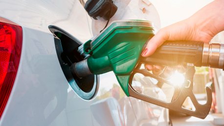 Yrittäjä tankkaamassa firman autoa ABC-asemalla